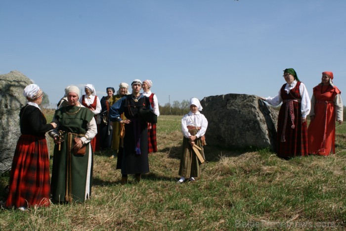 Lai arī objekts ir tradicionāli vienskaitlī, tomēr šeit ir divi dažādi akmeņi, kurus tradīcija uzskata par vienu. 94092