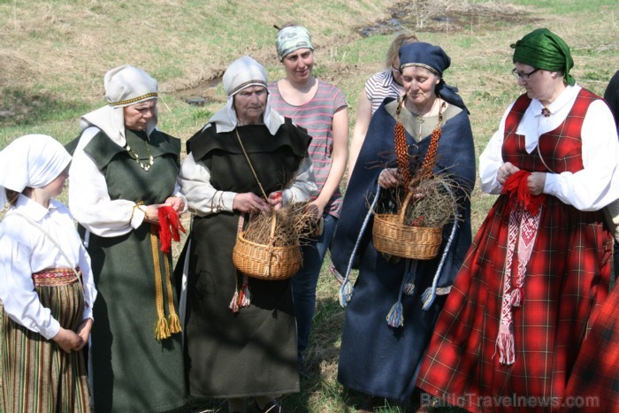 Cita teika vēstī, ka velns nesis akmeni, lai aizdambētu Daugavu, iedziedājies gailis, un velns saspēris akmeni divās daļās. 94095