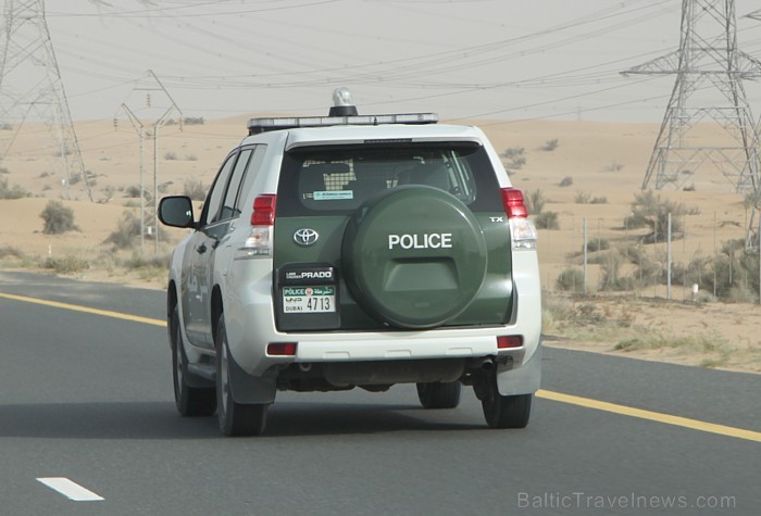 Dubaijas autovadītāji atzinīgi izsakās par ceļu policijas darbu, jo visas policijas automašīnas ir aprīkotas ar vismodernāko satiksmes kontroles sistē 94235