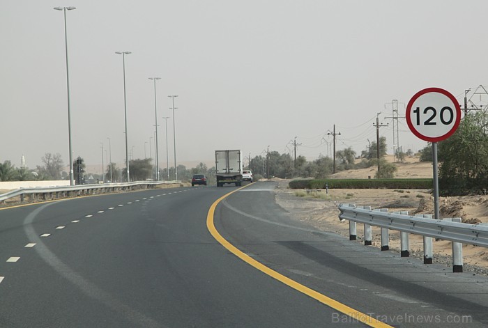 Uz Dubaijas autostrādēm atļautais ātrums ir 120 km/h, bet daži autovadītāji brauc arī 139 km/h 94236