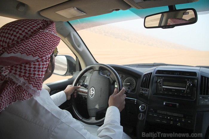Dubaijas safari braucēji ir speciāli apmācīti šoferi, kuri iegūst speciālu licenzi braukšanai tuksnesī 94258