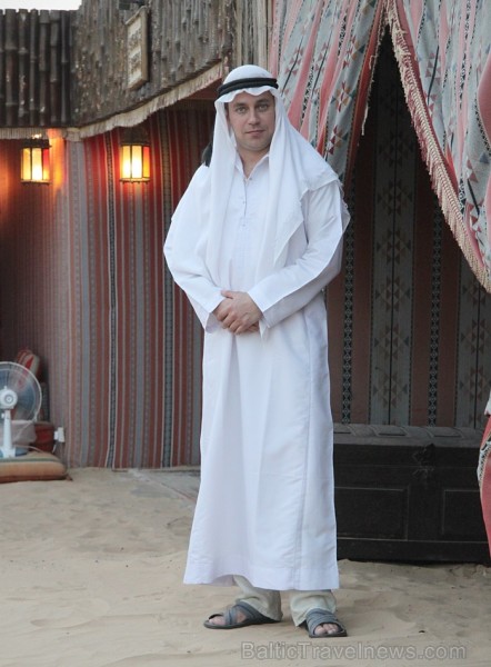 Tūristi labprāt izmēģina arābu tērpus un fotografējas 94270