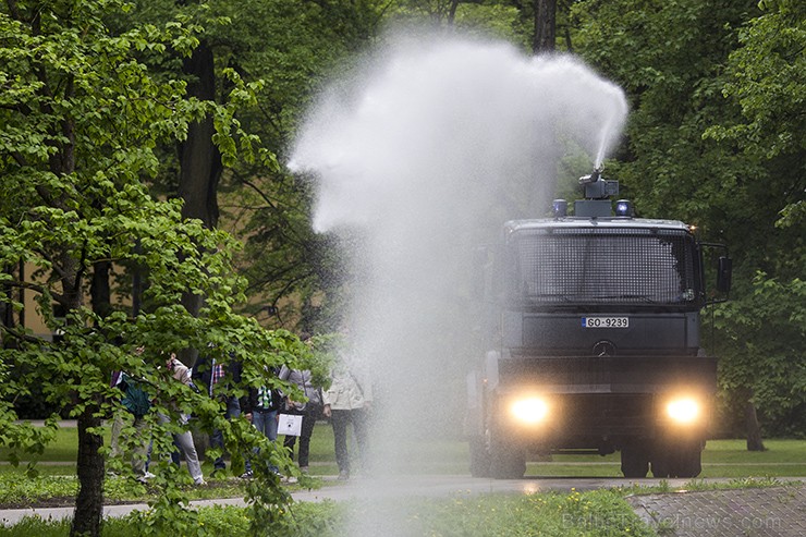 Notika arī VP ūdens lielgabala paraugdemonstrējumi pie Kronvalda parka kanāla 94849