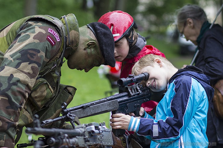 Svētku apmeklētāji varēja iepazīties ar Nacionālo bruņoto spēku ekipējumu un ieročiem 94862