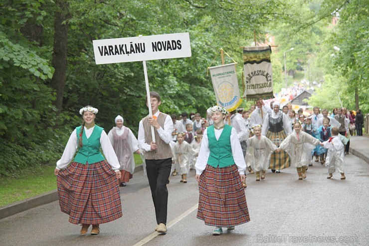 Tautas deju festivāls «Latvju bērni danci veda» Krāslavā 2013 ar lielkocenta «Pār Daugavu saulei roku deva» programmu. Foto sponsors: www.visitkraslav 94895