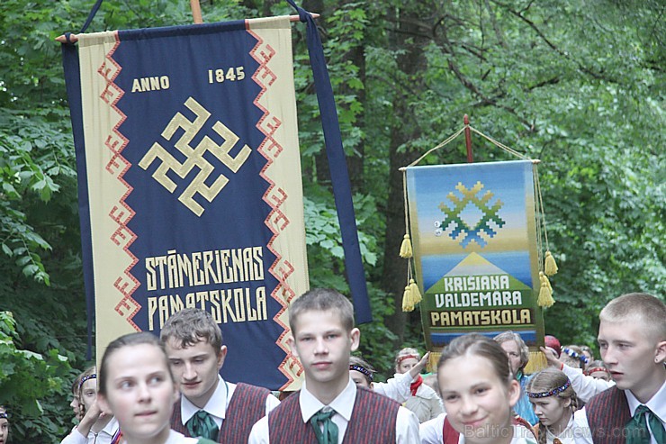 Tautas deju festivāls «Latvju bērni danci veda» Krāslavā 2013 ar lielkocenta «Pār Daugavu saulei roku deva» programmu. Foto sponsors: www.visitkraslav 94897