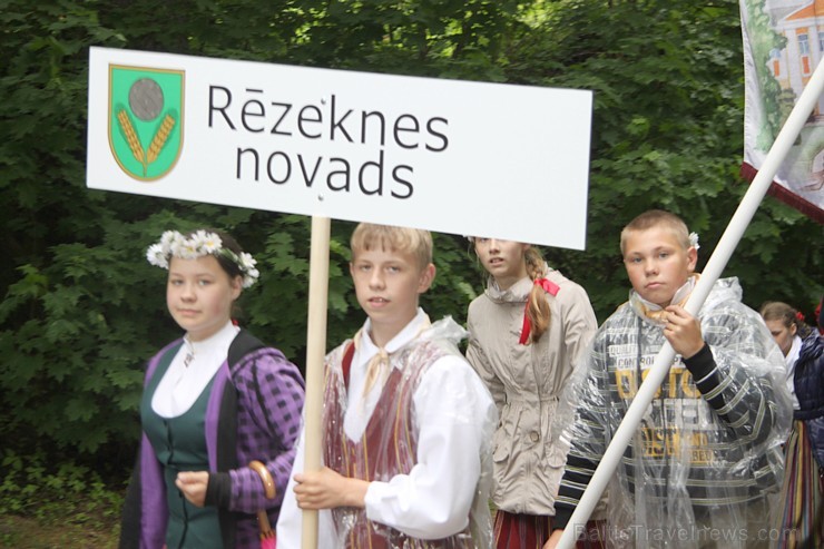 Tautas deju festivāls «Latvju bērni danci veda» Krāslavā 2013 ar lielkocenta «Pār Daugavu saulei roku deva» programmu. Foto sponsors: www.visitkraslav 94899