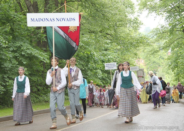 Tautas deju festivāls «Latvju bērni danci veda» Krāslavā 2013 ar lielkocenta «Pār Daugavu saulei roku deva» programmu. Foto sponsors: www.visitkraslav 94902