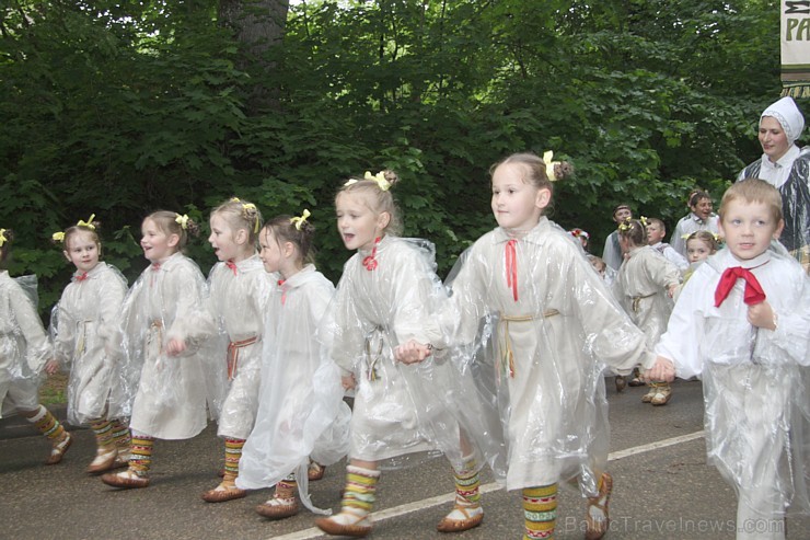 Tautas deju festivāls «Latvju bērni danci veda» Krāslavā 2013 ar lielkocenta «Pār Daugavu saulei roku deva» programmu. Foto sponsors: www.visitkraslav 94904