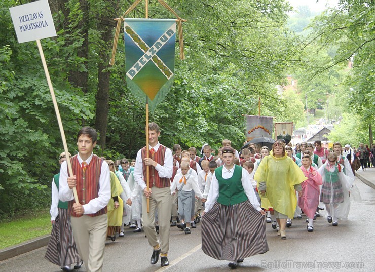 Tautas deju festivāls «Latvju bērni danci veda» Krāslavā 2013 ar lielkocenta «Pār Daugavu saulei roku deva» programmu. Foto sponsors: www.visitkraslav 94908