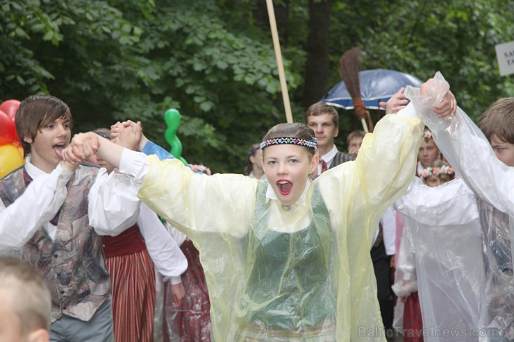 Tautas deju festivāls «Latvju bērni danci veda» Krāslavā 2013 ar lielkocenta «Pār Daugavu saulei roku deva» programmu. Foto sponsors: www.visitkraslav 94911