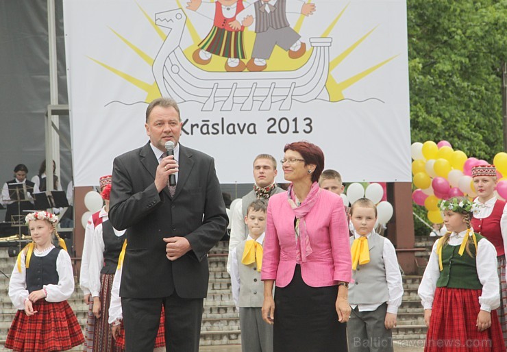 Tautas deju festivāls «Latvju bērni danci veda» Krāslavā 2013 ar lielkocenta «Pār Daugavu saulei roku deva» programmu. Foto sponsors: www.visitkraslav 94914