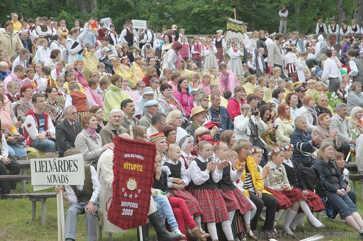 Tautas deju festivāls «Latvju bērni danci veda» Krāslavā 2013 ar lielkocenta «Pār Daugavu saulei roku deva» programmu. Foto sponsors: www.visitkraslav 94915