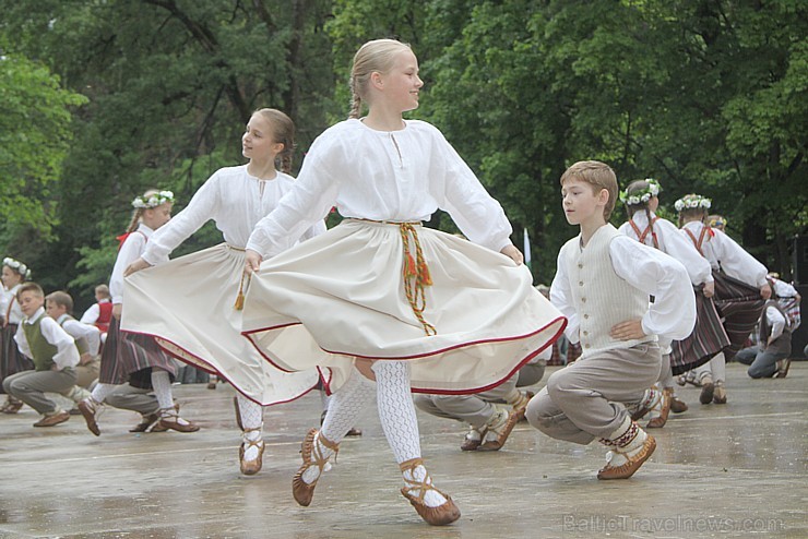 Tautas deju festivāls «Latvju bērni danci veda» Krāslavā 2013 ar lielkocenta «Pār Daugavu saulei roku deva» programmu. Foto sponsors: www.visitkraslav 94919