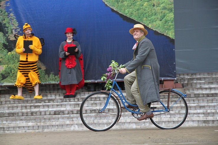 Tautas deju festivāls «Latvju bērni danci veda» Krāslavā 2013 ar lielkocenta «Pār Daugavu saulei roku deva» programmu. Foto sponsors: www.visitkraslav 94921