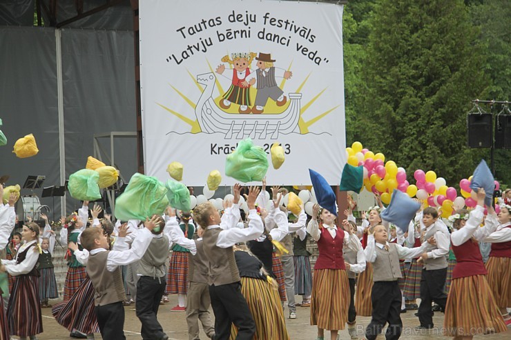 Tautas deju festivāls «Latvju bērni danci veda» Krāslavā 2013 ar lielkocenta «Pār Daugavu saulei roku deva» programmu. Foto sponsors: www.visitkraslav 94922