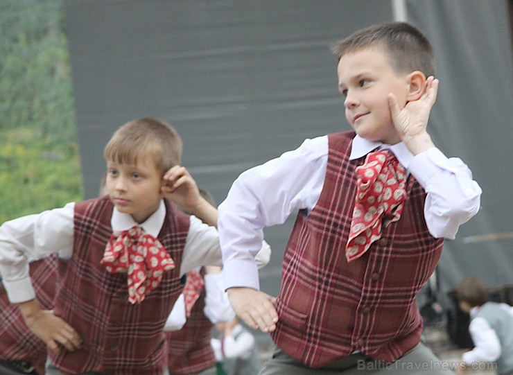 Tautas deju festivāls «Latvju bērni danci veda» Krāslavā 2013 ar lielkocenta «Pār Daugavu saulei roku deva» programmu. Foto sponsors: www.visitkraslav 94926