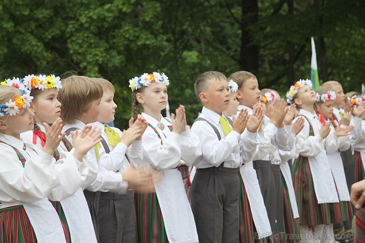 Tautas deju festivāls «Latvju bērni danci veda» Krāslavā 2013 ar lielkocenta «Pār Daugavu saulei roku deva» programmu. Foto sponsors: www.visitkraslav 94927