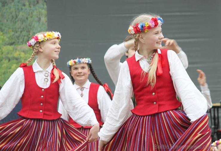 Tautas deju festivāls «Latvju bērni danci veda» Krāslavā 2013 ar lielkocenta «Pār Daugavu saulei roku deva» programmu. Foto sponsors: www.visitkraslav 94928