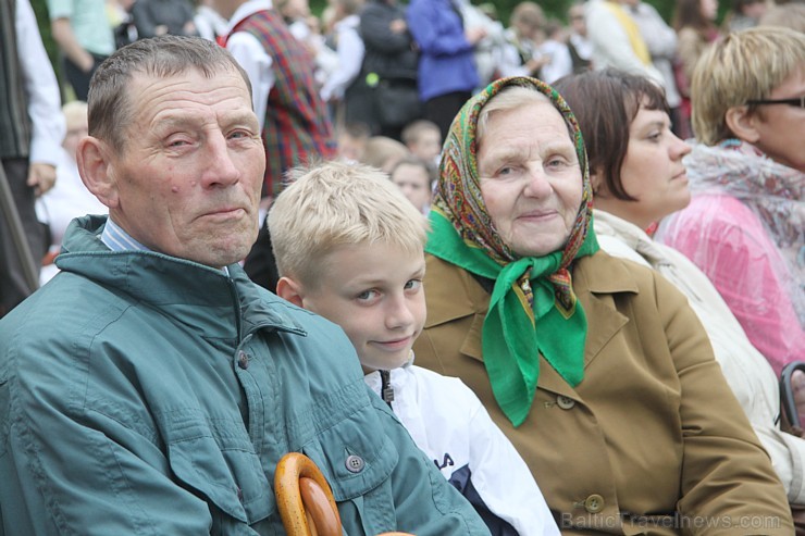 Tautas deju festivāls «Latvju bērni danci veda» Krāslavā 2013 ar lielkocenta «Pār Daugavu saulei roku deva» programmu. Foto sponsors: www.visitkraslav 94930