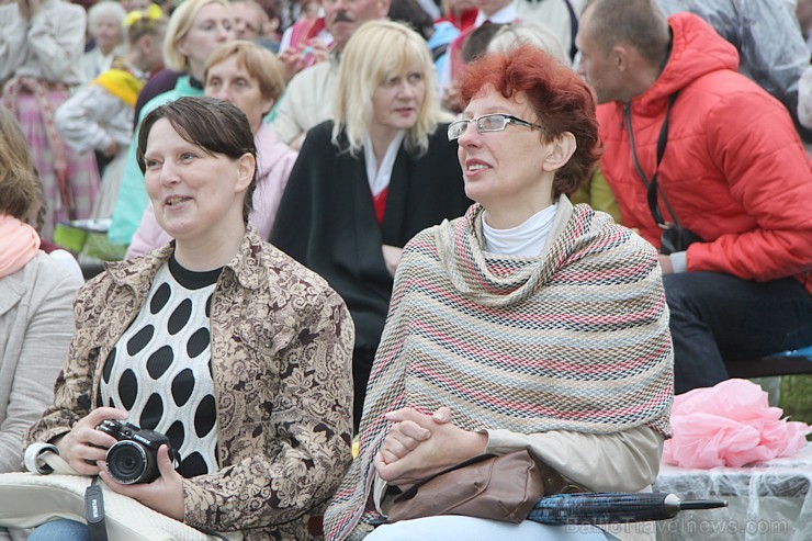 Tautas deju festivāls «Latvju bērni danci veda» Krāslavā 2013 ar lielkocenta «Pār Daugavu saulei roku deva» programmu. Foto sponsors: www.visitkraslav 94932