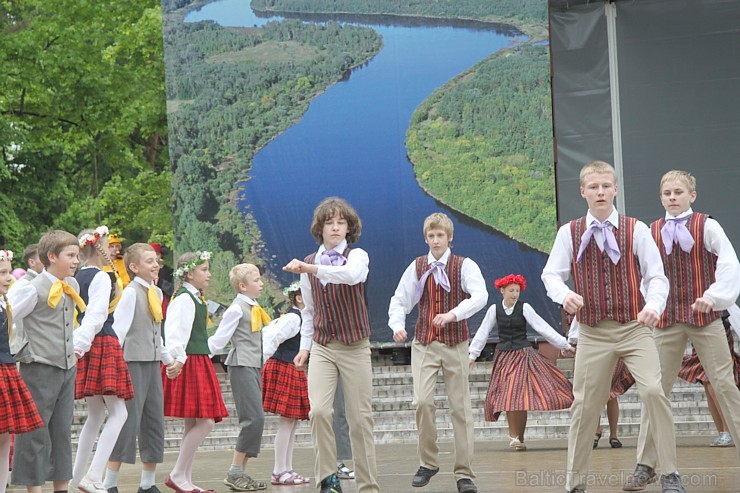 Tautas deju festivāls «Latvju bērni danci veda» Krāslavā 2013 ar lielkocenta «Pār Daugavu saulei roku deva» programmu. Foto sponsors: www.visitkraslav 94934