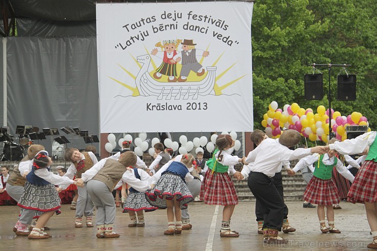 Tautas deju festivāls «Latvju bērni danci veda» Krāslavā 2013 ar lielkocenta «Pār Daugavu saulei roku deva» programmu. Foto sponsors: www.visitkraslav 94935