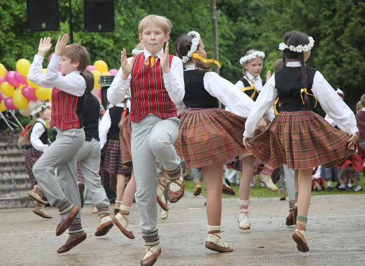 Tautas deju festivāls «Latvju bērni danci veda» Krāslavā 2013 ar lielkocenta «Pār Daugavu saulei roku deva» programmu. Foto sponsors: www.visitkraslav 94936