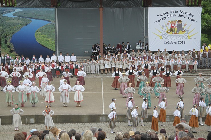 Tautas deju festivāls «Latvju bērni danci veda» Krāslavā 2013 ar lielkocenta «Pār Daugavu saulei roku deva» programmu. Foto sponsors: www.visitkraslav 94937