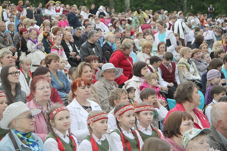 Tautas deju festivāls «Latvju bērni danci veda» Krāslavā 2013 ar lielkocenta «Pār Daugavu saulei roku deva» programmu. Foto sponsors: www.visitkraslav 94940