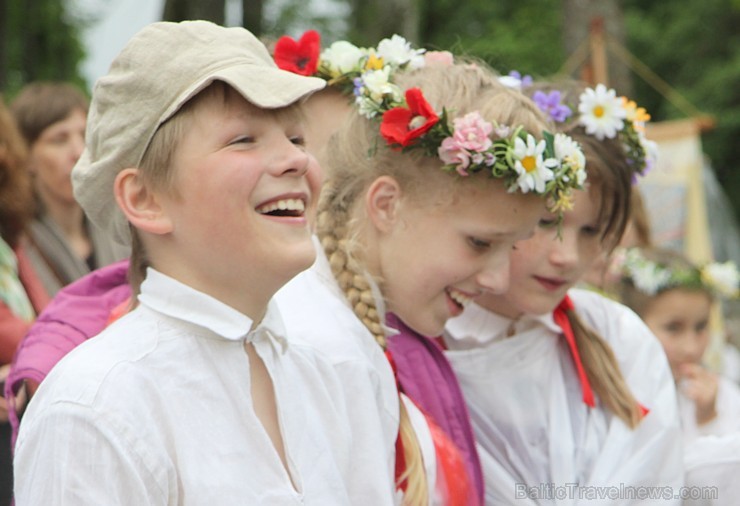 Tautas deju festivāls «Latvju bērni danci veda» Krāslavā 2013 ar lielkocenta «Pār Daugavu saulei roku deva» programmu. Foto sponsors: www.visitkraslav 94941