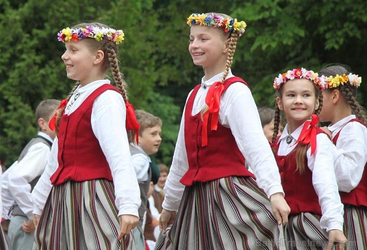 Tautas deju festivāls «Latvju bērni danci veda» Krāslavā 2013 ar lielkocenta «Pār Daugavu saulei roku deva» programmu. Foto sponsors: www.visitkraslav 94944