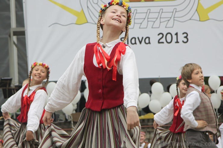 Tautas deju festivāls «Latvju bērni danci veda» Krāslavā 2013 ar lielkocenta «Pār Daugavu saulei roku deva» programmu. Foto sponsors: www.visitkraslav 94945