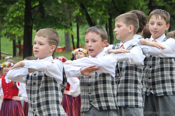 Tautas deju festivāls «Latvju bērni danci veda» Krāslavā 2013 ar lielkocenta «Pār Daugavu saulei roku deva» programmu. Foto sponsors: www.visitkraslav 94948