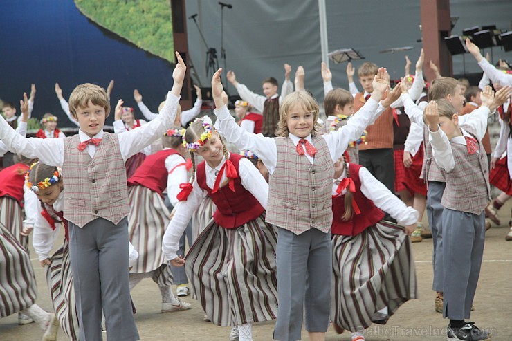 Tautas deju festivāls «Latvju bērni danci veda» Krāslavā 2013 ar lielkocenta «Pār Daugavu saulei roku deva» programmu. Foto sponsors: www.visitkraslav 94951