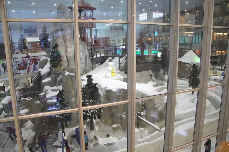 Ski Dubai notiekošo vēro lielveikala apmeklētāji, kuri bieži savus bērnus uz pāris stundām nodot slēpošanas instruktoru rīcībā - www.skidubai.com 95113
