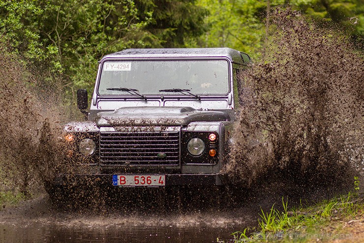 Travelnews.lv pārliecinās, ka ikdienā ir grūti atrast šķērsli, kuru nevarētu pārvarēt Land Rover Defender 95197