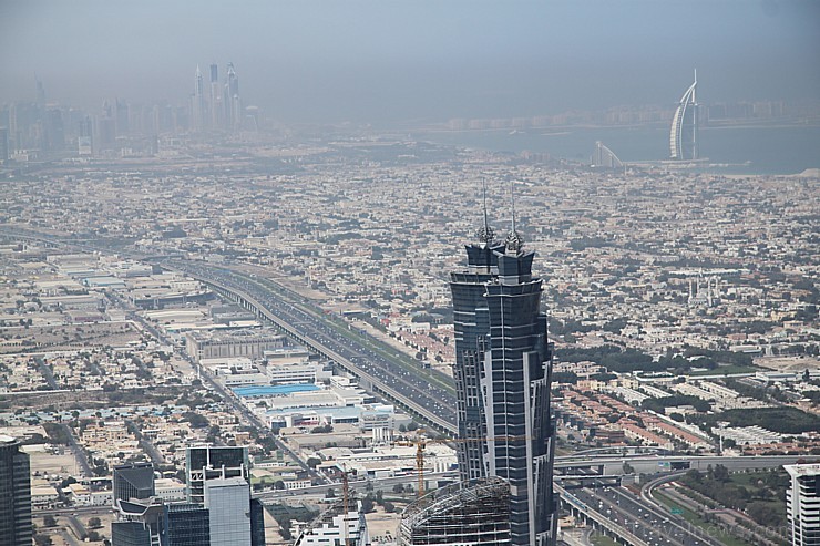 Skats no pasaules augstākās celtnes Burj Khalifa 124 stāva (pavisam 163 stāvi). Foto sponsors:  www.goadventure.lv 95236