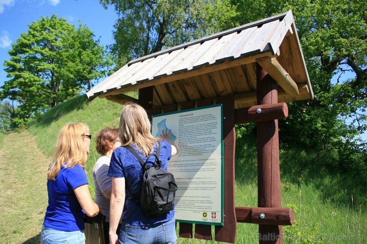 Tūrisma nozares profesionāļi un žurnālisti turpina apceļot senās svētvietas Latvijā projekta 