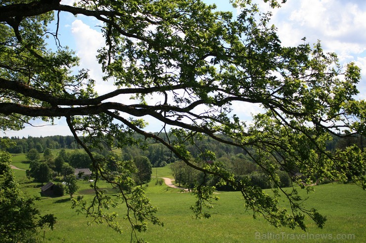 Vanagkalns - sens upurkalns. Mūsdienās Vanagkalnā ir uzturētas dzīvas senču tradīcijas, svinot tur tradicionālos gadskārtu svētkus - Mārtiņus, Miķeļus 95259