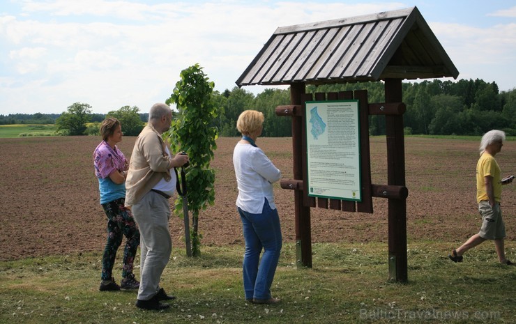 Pēc nostāstiem, kādreiz akmens tuvumā bijušas Tilgaļu mājas, un šeit it kā bijusi Tilgaļu baznīca. 95337