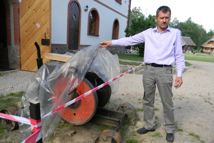 Iecavas labajā krastā slejas atjaunotā dzirnavu ēka. Pagalmā un saimniecības ēkās apskatāmi Latvijas laukiem raksturīgie darbarīki, izmantojamās mašīn 95347