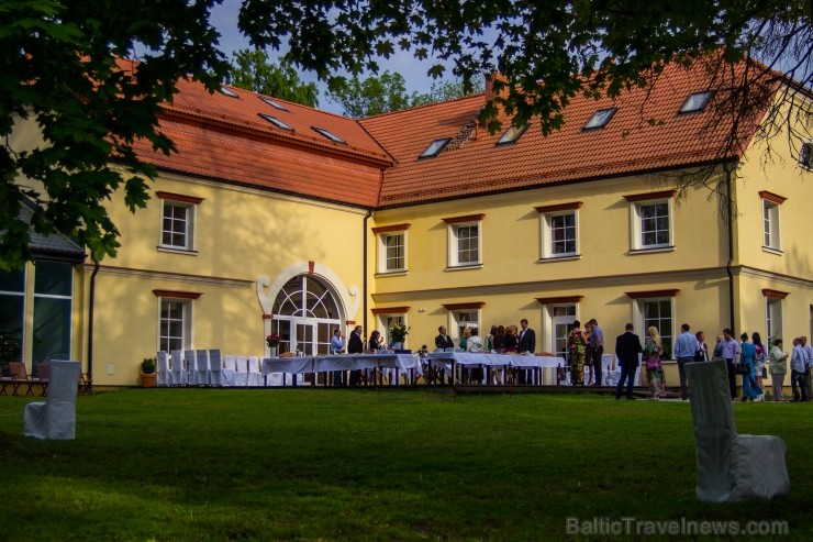 31.05.2013 ceļojumu aģentūras Maks īpašniece Larisa Kuzņecova sadarbības partneriem un draugiem prezentēja savu jauno īpašumu Ziemupes ciematā – muižu 95473