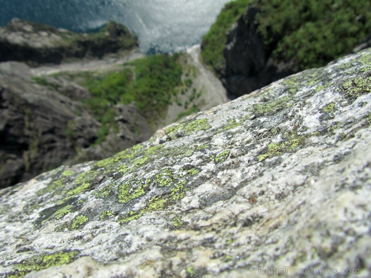 Preikestolenes klints paceļas aptuveni 600 metru augstumā virs jūras līmeņa. Skats uz leju ir galvu reibinošs. 95582