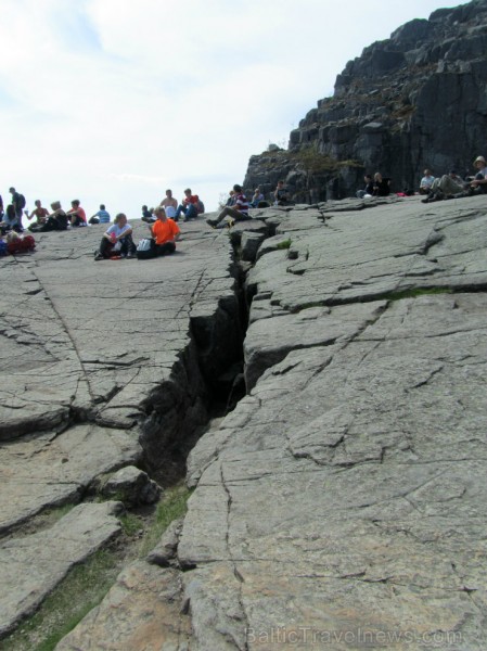 Plaisa, kas veidojas klints augšpusē, kļūst arvien platāka, taču ne tik strauji, lai būtu pamats raizēties par iespējamu cunami Līsefjordā, klints daļ 95584