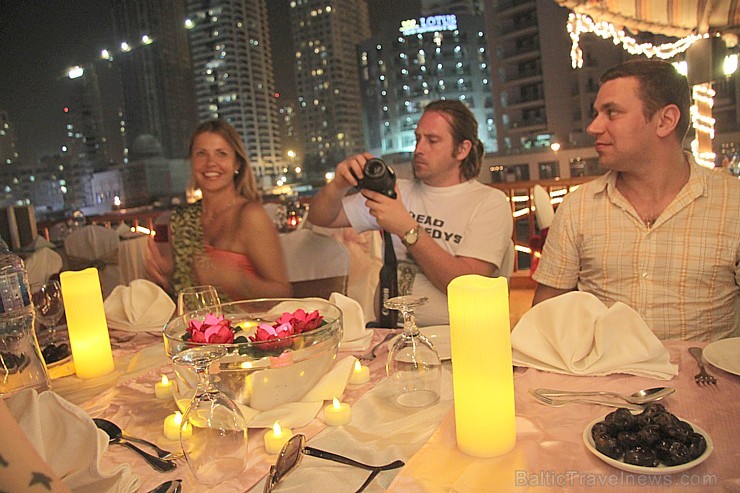 Baltieši dodas Dubaijas nakts izbraucienā ar kuģi. Foto sponsors: www.goadventure.lv 95786