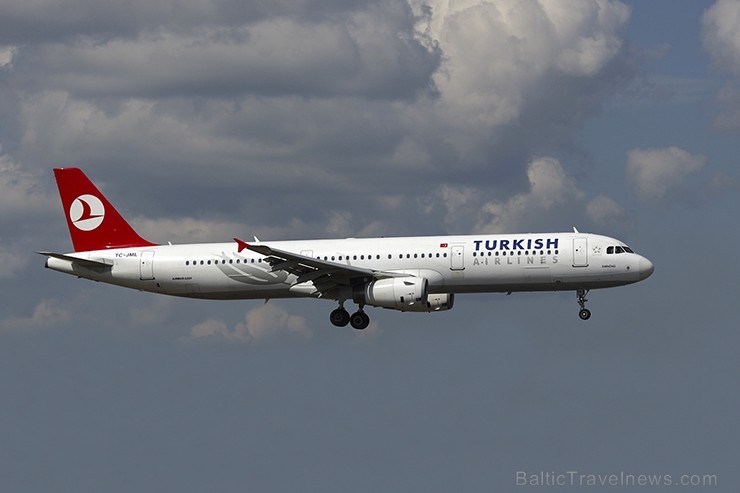 Turkish Airlines lidmašīna Airbus A321 īsi pirms piezemēšanās starptautiskajā lidostā Rīga. 96069