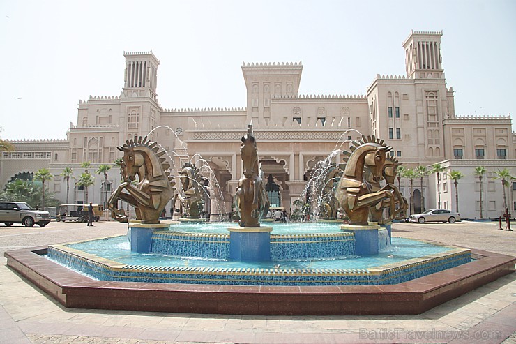 Travelnews.lv apmeklē greznu viesnīcu kompleksu Dubaijā - «Madinat Jumeirah Resort», kas atrodas pašā Džumeiras sirdī. Kompleksa koncepcija – senā arā 96149