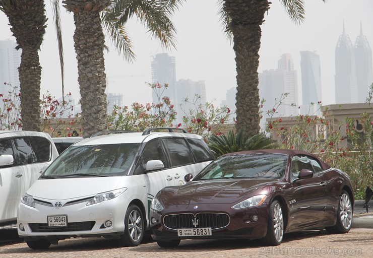 Viesnīcas kompleksā «Madinat Jumeirah Resort» daudzas luksus automašīnas bez šofera klātbūtnes darbojas neaizslēgtas, lai nepieciešamības gadījumā aut 96151