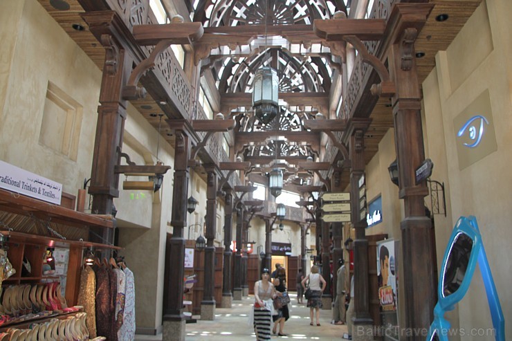 Tirdzniecības centrs «Souk Madinat Jumeirah», kurā atrodas gan tradicionāls austrumu tirgus, gan moderni pasaules vadošo dizaineru un zīmolu grand bou 96169